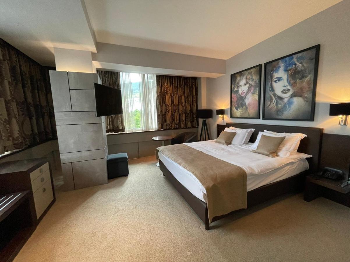 Queen'S Hotel - Zebra Centre สโกเปีย ภายนอก รูปภาพ