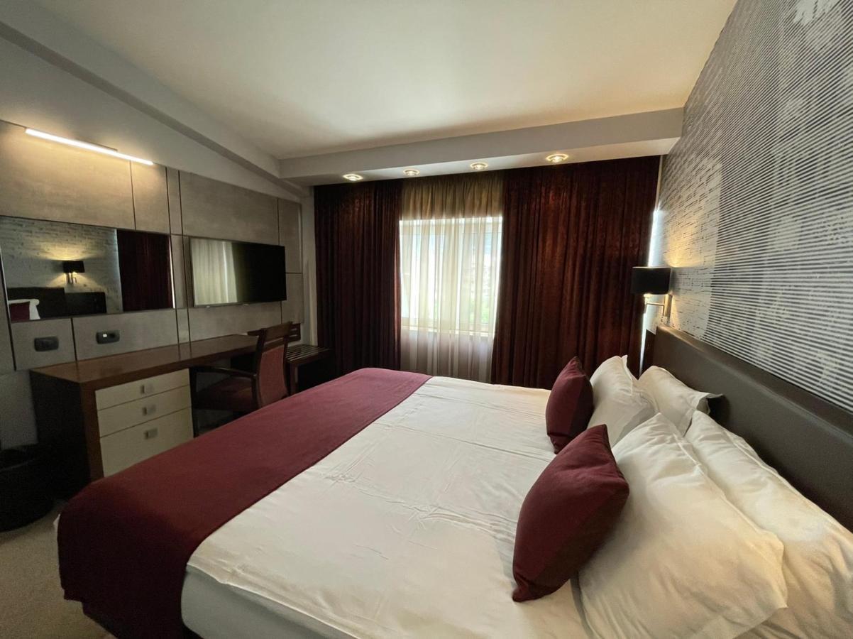 Queen'S Hotel - Zebra Centre สโกเปีย ภายนอก รูปภาพ